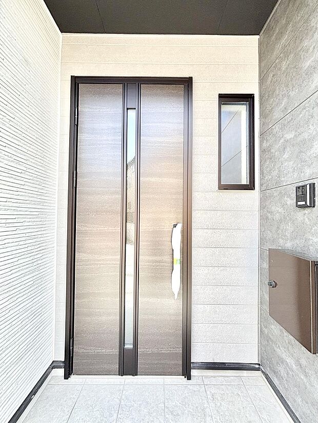 大切な家族、来客を出迎える玄関。