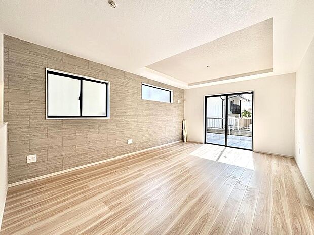 大きな窓からたっぷりの陽光と風を感じられるリビング