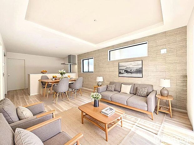 ご家族の賑やかな話し声で包まれる明るいリビング ※家具はCGです