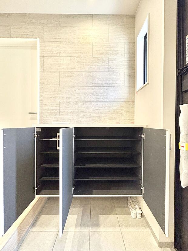 たっぷり収納できるシューズボックスで家族全員の靴も、玄関すっきり。