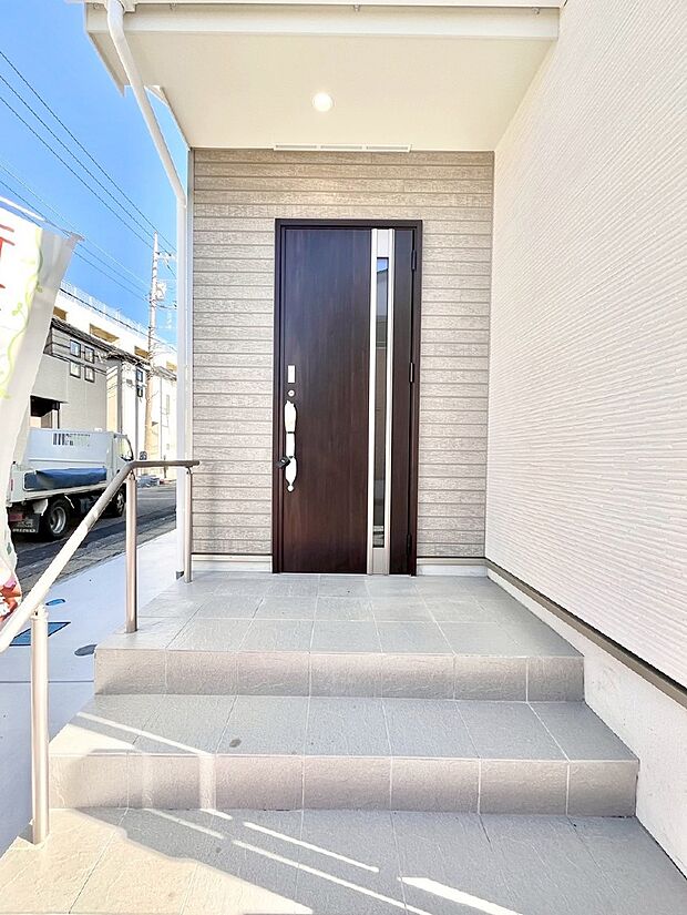 大切な家族、来客を出迎える玄関。玄関前は屋根付きで雨が降っていても濡れにくいです。