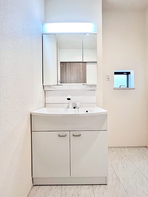 大きく見やすい三面鏡で清潔感ある洗面台は、身だしなみチェックや肌のお手入れにおすすめです。