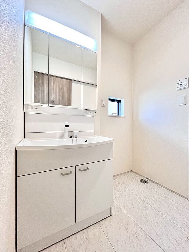 小窓がついているので湿気の多い場所でも換気が十分行えます。毎日の身支度を気持ち良く！