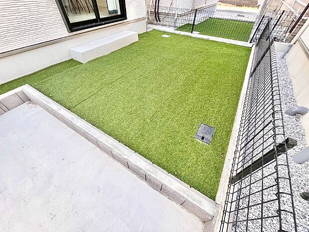 ガーデニングや家庭菜園も楽しめるお庭付き。