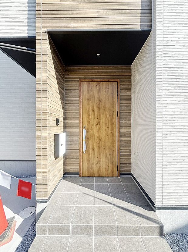 住まいの顔を演出する、玄関ドア。 