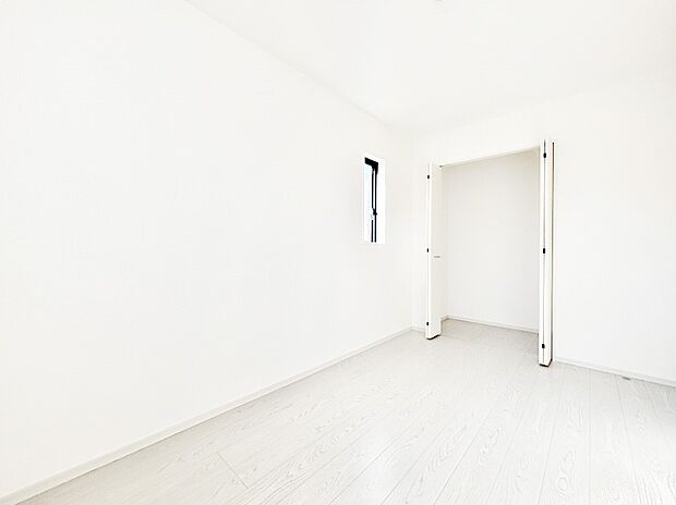 お子さまのお部屋としても!衣類の整理整頓に便利なクローゼット付きの洋室。
