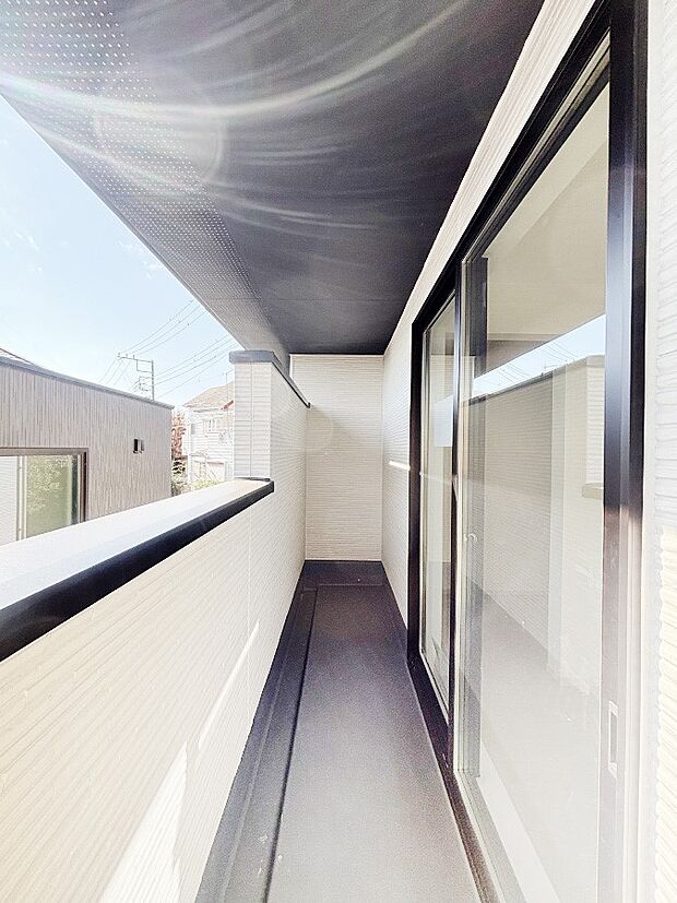 暖かな陽光が降り注ぐバルコニーはお洗濯におすすめ。爽やかな風も心地よいです。