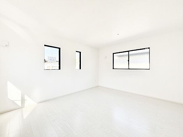 ライフスタイルに合わせて2部屋として利用できる広々とした洋室。