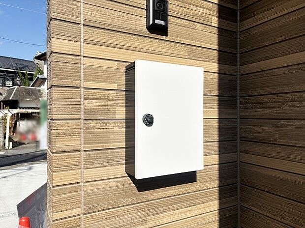 シンプルデザインのポスト。