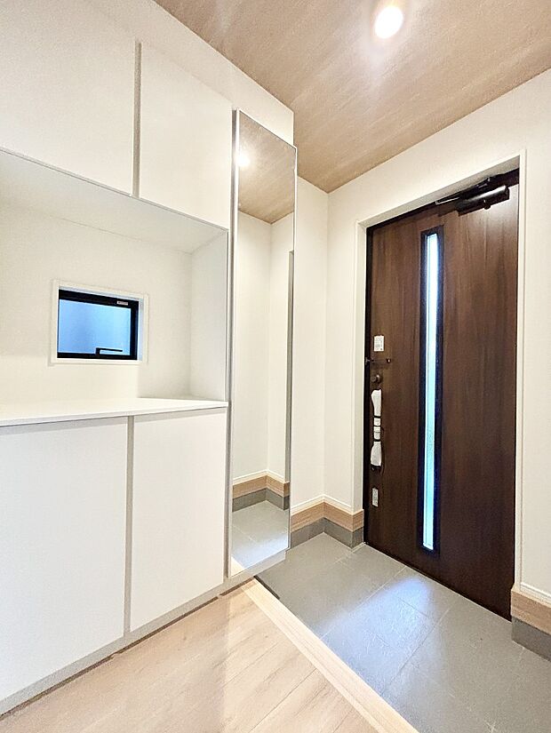 飾り棚を利用して、お越しいただくお客様をおもてなしできます。　