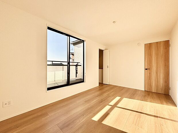 明るいバルコニーサイドに洋室を設置。目覚めの良い寝室に。   　