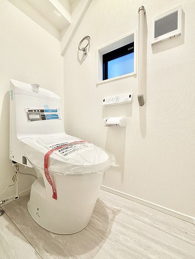 明るく清潔感のあるトイレです。