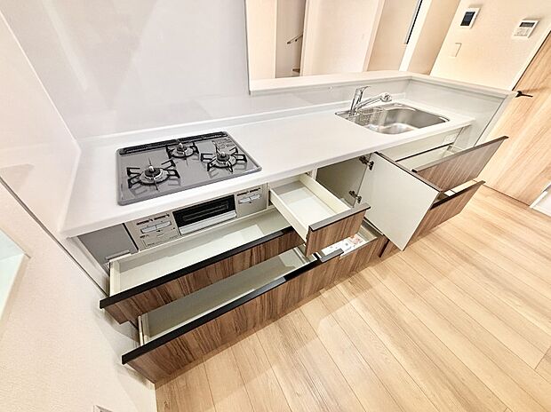 使いやすさを優先したスライド式収納タイプ！