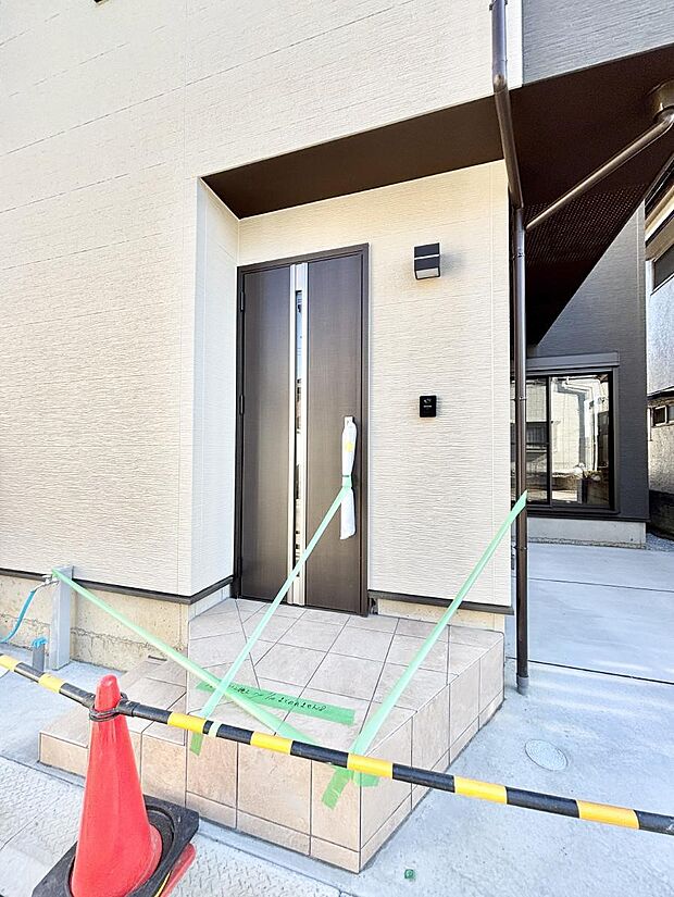 シンプルで落ち着いた雰囲気の玄関周り