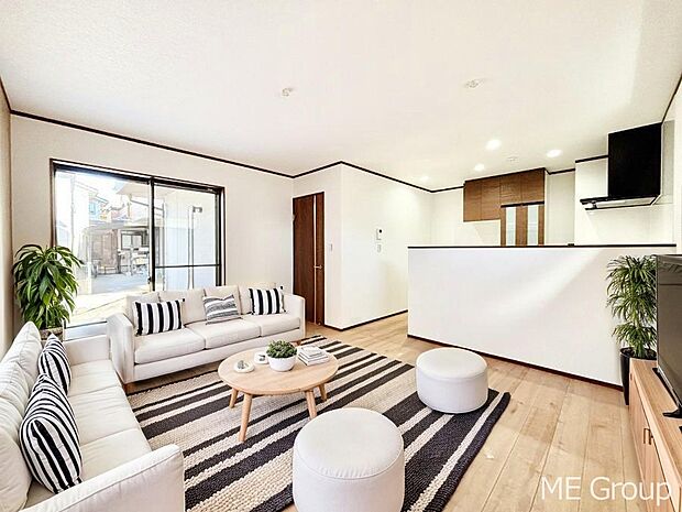 大きな窓からたっぷりの陽光と風を感じられるリビング　※家具はCGです  