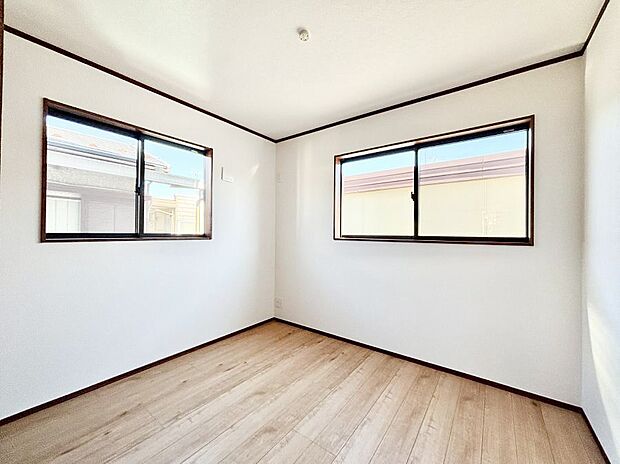 2面採光なので、明るく風通しも良く心地良い生活が送れます。  