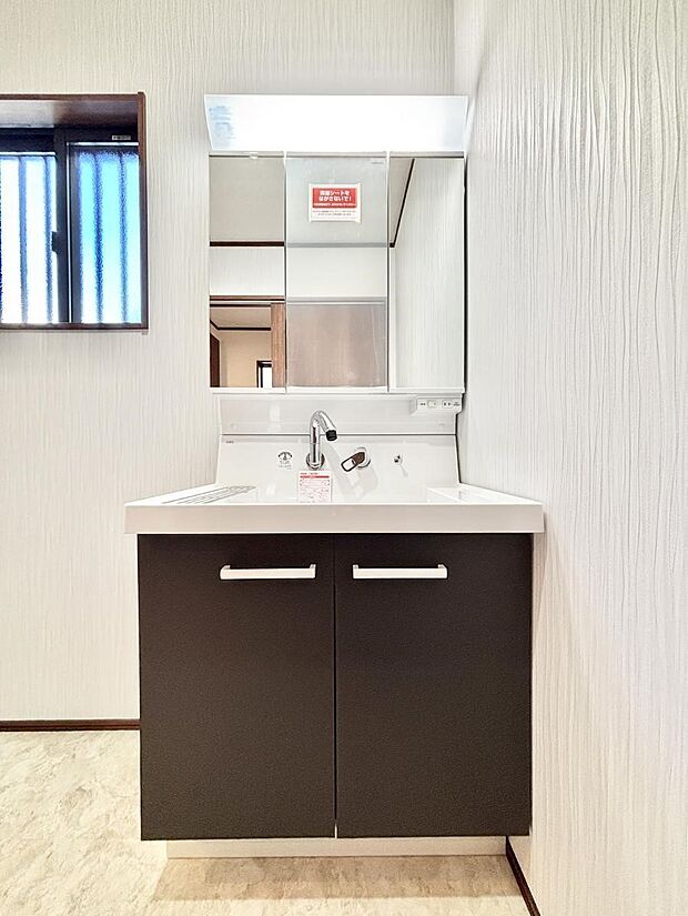 大きく見やすい三面鏡で清潔感ある洗面台は、身だしなみチェックや肌のお手入れにおすすめです。