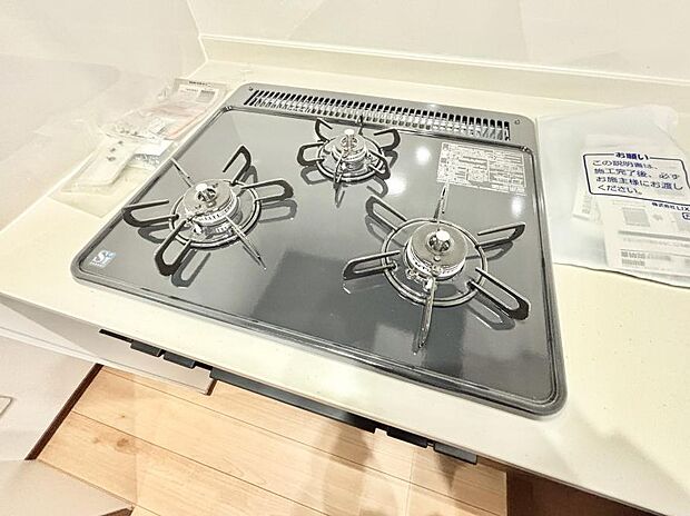 ガスコンロはＳｉセンサー搭載。火力調節や焦げ付き・消し忘れも防いでくれます。