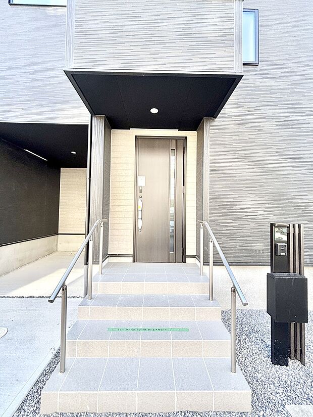 大切な家族、来客を出迎える玄関。