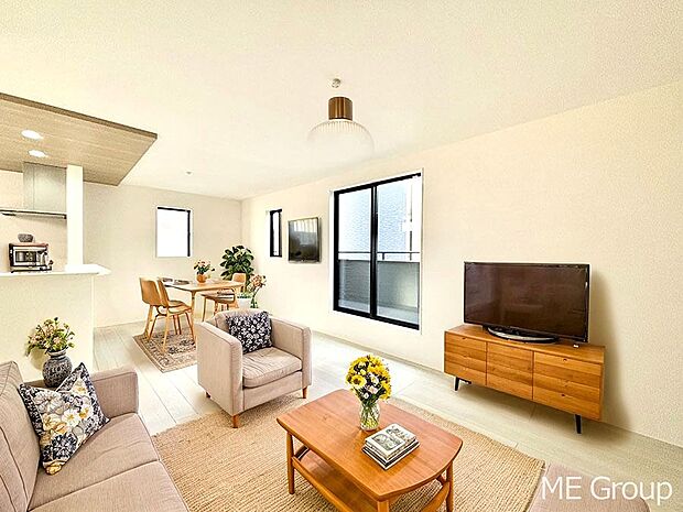 ご家族の賑やかな話し声で包まれる明るいリビング  ※家具はCGです