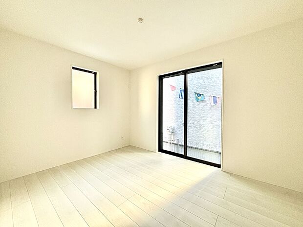 窓からのやさしい光が心地よいプライベートルーム