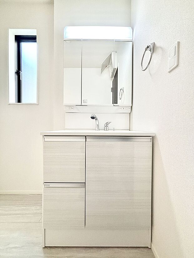 大きく見やすい三面鏡で清潔感ある洗面台は、身だしなみチェックや肌のお手入れにおすすめです。