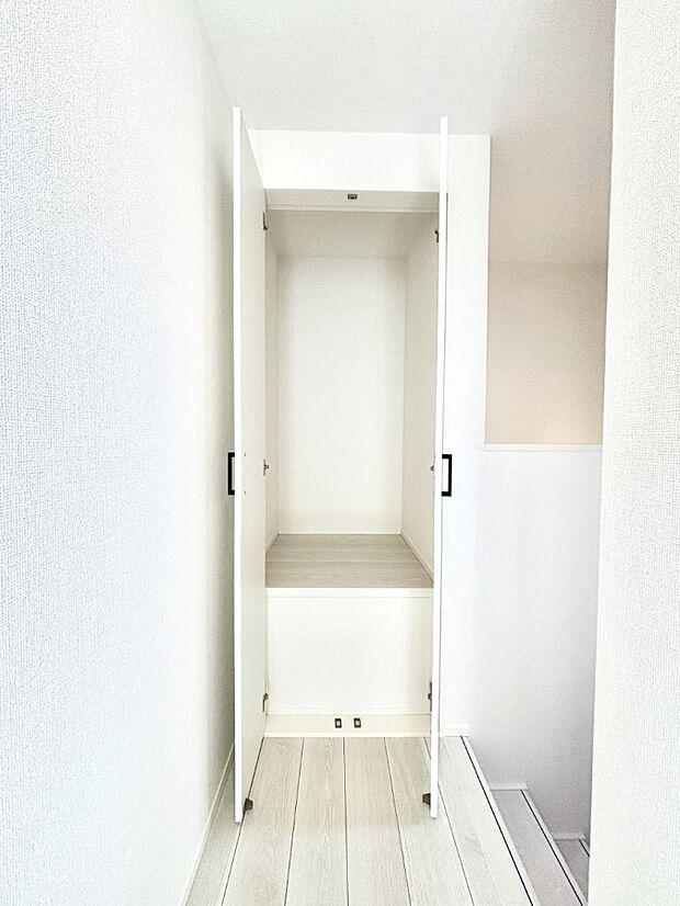 廊下収納。掃除道具や季節の小物を収納することができます。