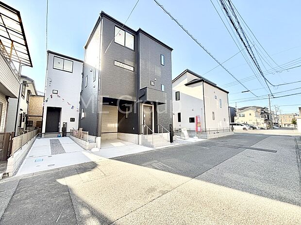 前面道路はきちんと整備されています  