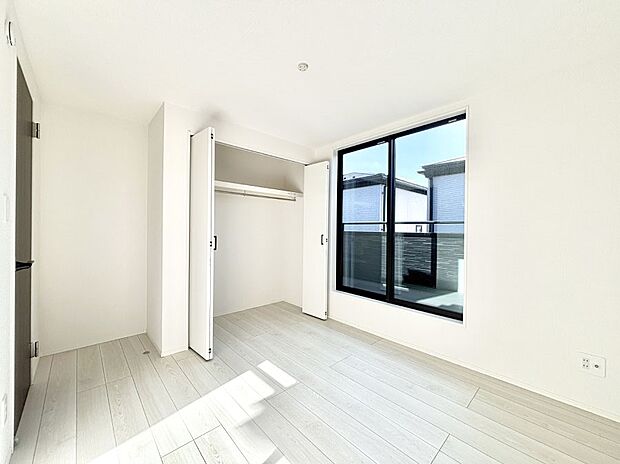 明るいバルコニーサイドに洋室を設置。目覚めの良い寝室に。