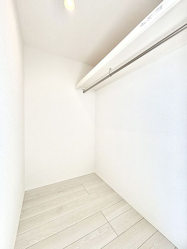 ウォークインクローゼット付きで生活空間を広く利用できます。