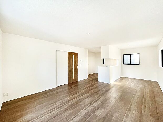 自然光が取り込まれ、家族団らんの場所を明るく演出