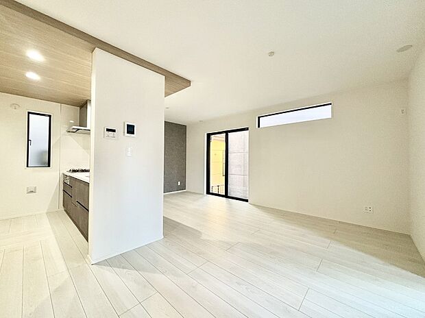 明るい陽光が注ぎ、寛ぎの雰囲気に満たされるリビング・ダイニング。 　