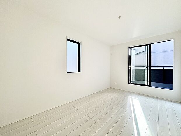 バルコニーが明るさと開放感を演出!朝スッキリと目覚められそうですね!