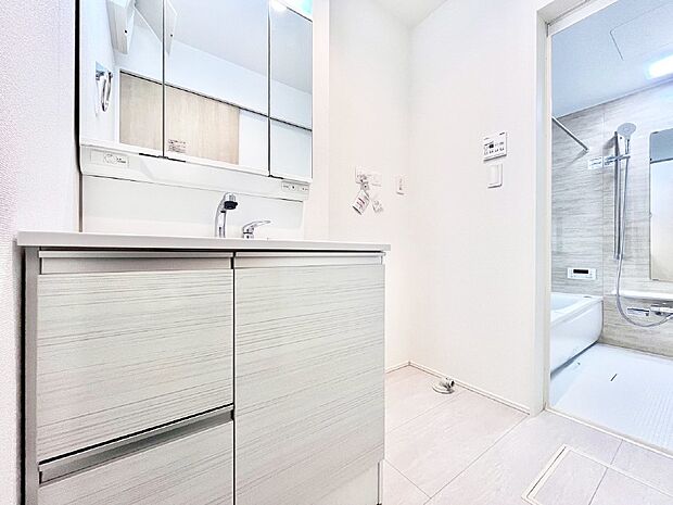 清潔感ある洗面化粧室で朝の身支度も快適  