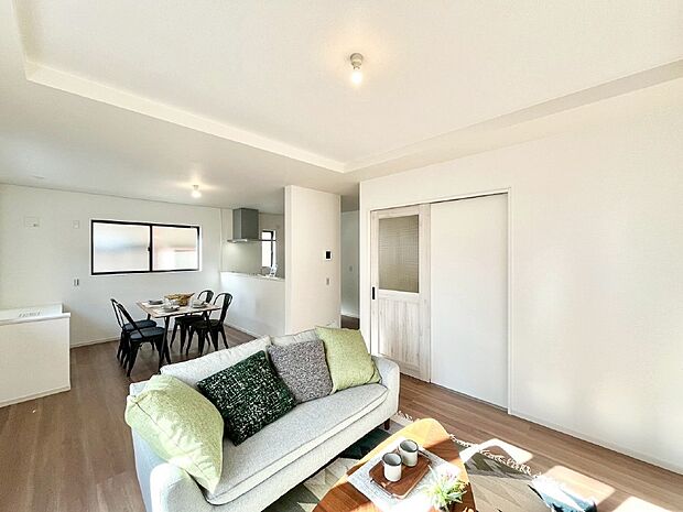 ご家族の賑やかな話し声で包まれる明るいリビング 