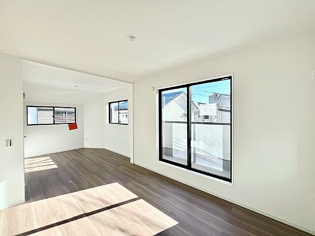 明るいバルコニーサイドに洋室を設置。目覚めの良い寝室に。  