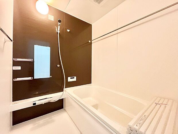 一日の疲れを癒してくれる明るい清潔感のあるバスルーム 