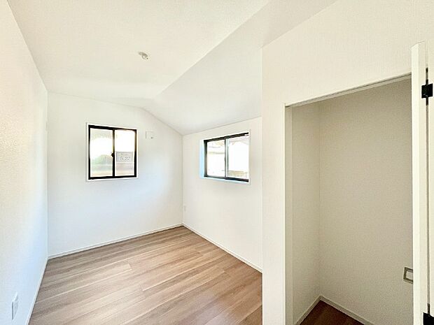 やさしい光がさしこむ居室はしっかり収納付き