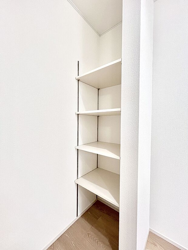 キッチンにはパントリー！食材のストックはもちろん、日用品の収納など使い方はいろいろ！