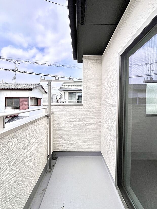 暖かな陽光が降り注ぐバルコニーはお洗濯におすすめ。爽やかな風も心地よいです。 