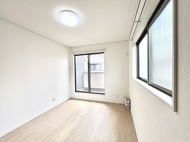 バルコニーが開放感をプラスしてくれる洋室