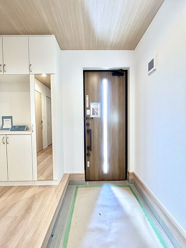 飾り棚を利用して、お越しいただくお客様をおもてなしできます。