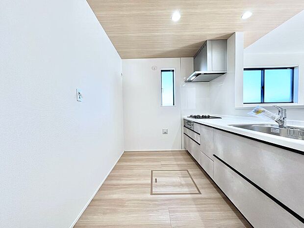 爽やかな風が通り抜けるキッチン。窓があるので明るく換気にも役立ちます。