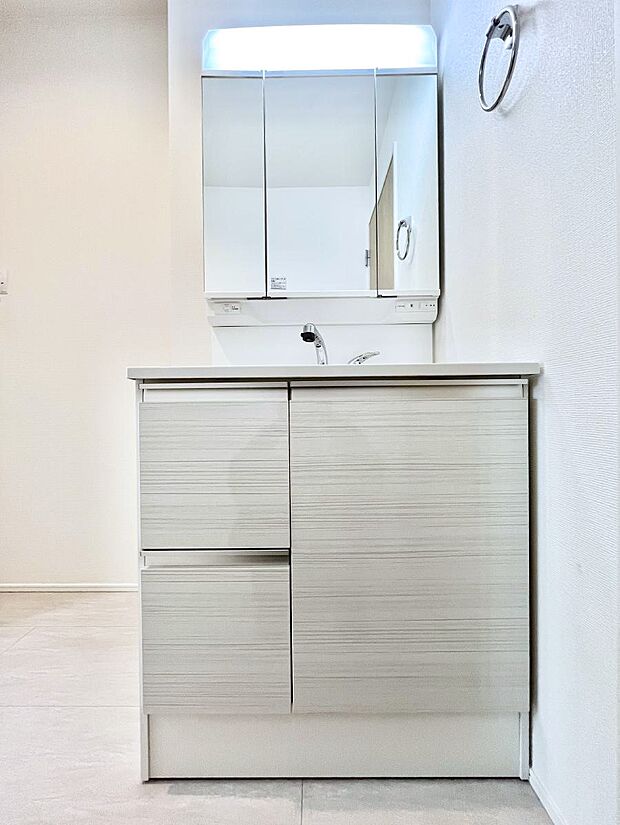 大きく見やすい三面鏡で清潔感ある洗面台は、身だしなみチェックや肌のお手入れにおすすめです。 