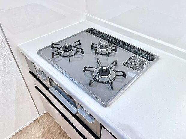 ガスコンロはＳｉセンサー搭載。火力調節や焦げ付き・消し忘れも防いでくれます。