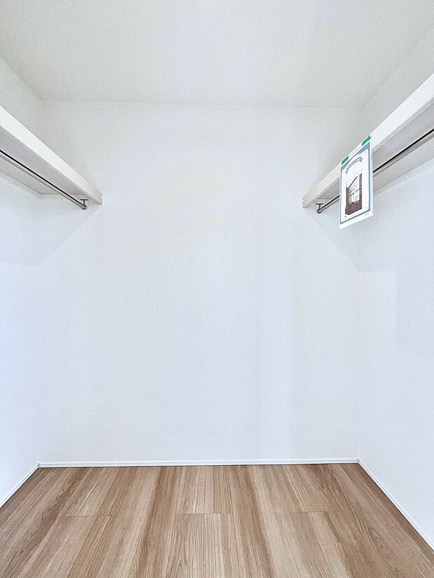 ウォークインクローゼット付きで生活空間を広く利用できます。