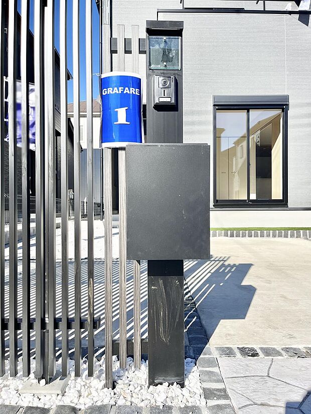 表札・インターホン・ポストをひとつに集約。エントランスになじむシンプルデザイン。