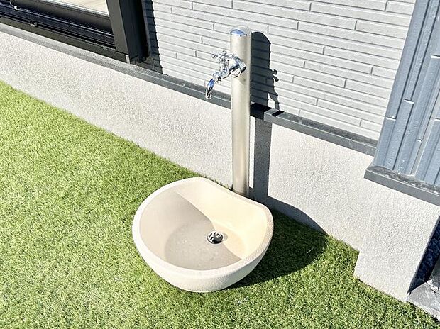 外水栓があると、庭のお手入れやちょっとした手洗い・洗車に便利です！ 