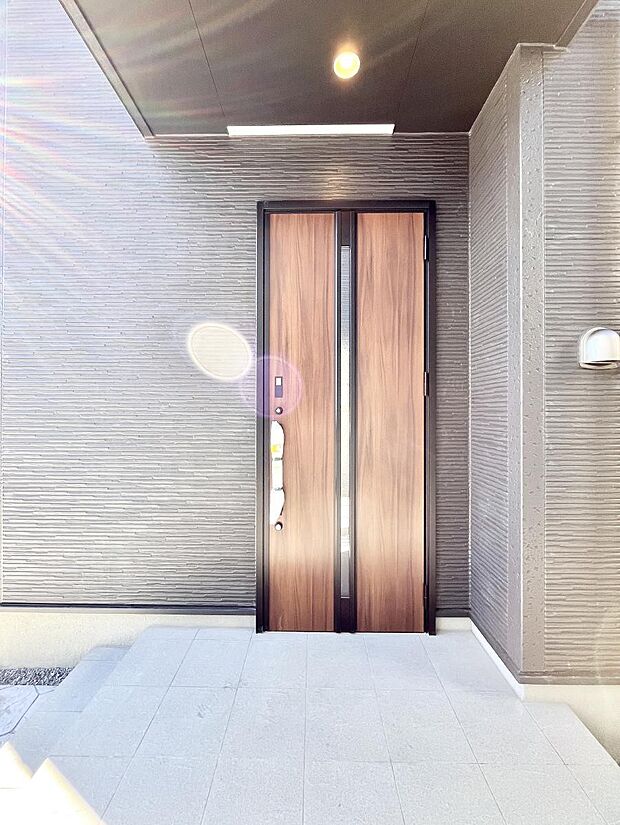 大切な家族、来客を出迎える玄関。