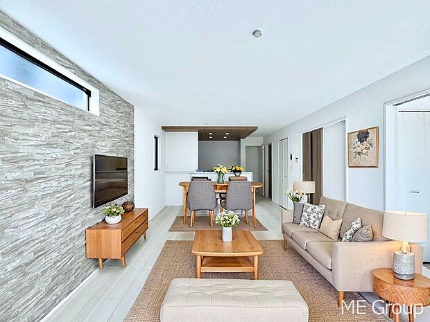 ご家族の賑やかな話し声で包まれる明るいリビング  ※家具はCGです